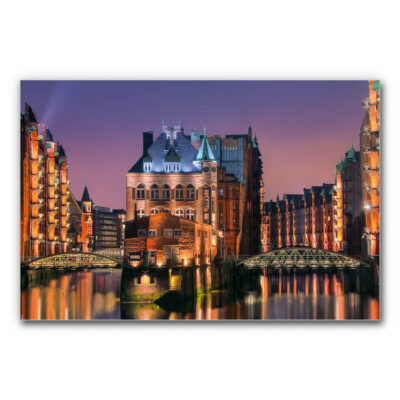 Akustikbild Hamburg Wasserschloss mit beleuchteten Gebäuden bei Nacht.