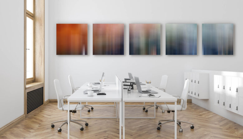 Gute Raumakustik im großen Büro mit 5 Akustibildern