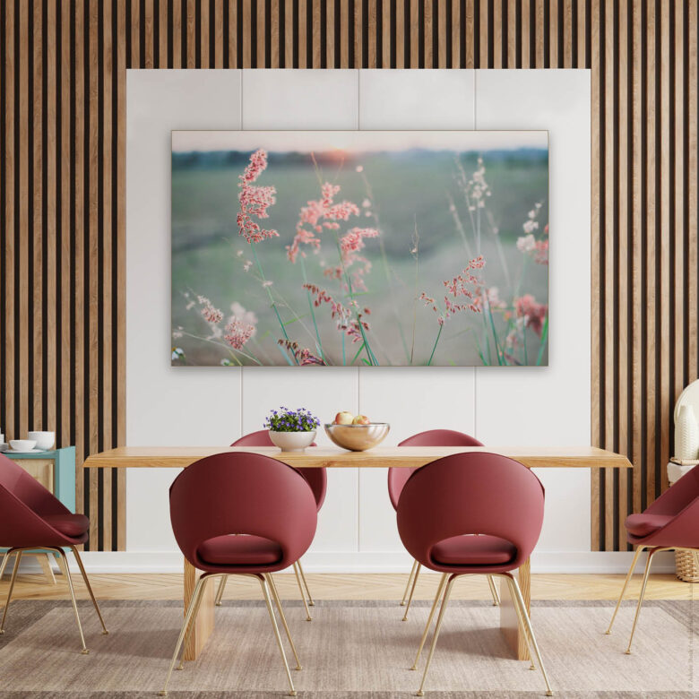 Akustikbilder mit Blumen und Gräsern in einem Besprechungsraum mit Austikpaneelen und roten bequemen Stühlen
