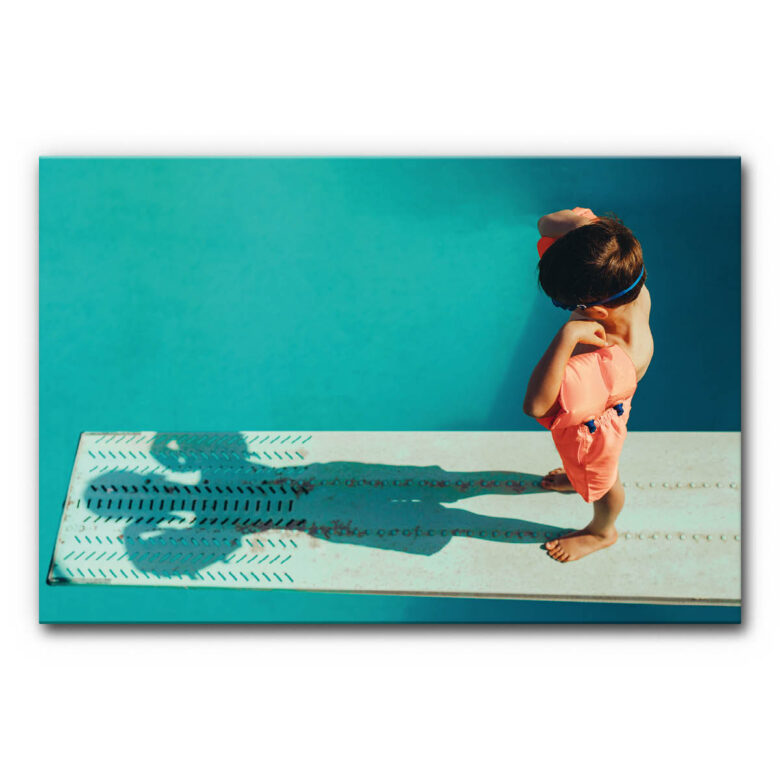 Akustikbild Stark zeigt ein Kind mit Schwimmhilfen an den Armen, was im Schatten wie große Armmuskeln aussieht. Geeignet als Motiv zum Einrichten einer Kinderarztpraxis oder zum Einrichten einer Psychotherapie-Praxis