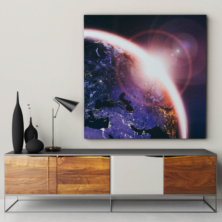 Akustikbild mit Weltall-Motiv über einem Sideboard