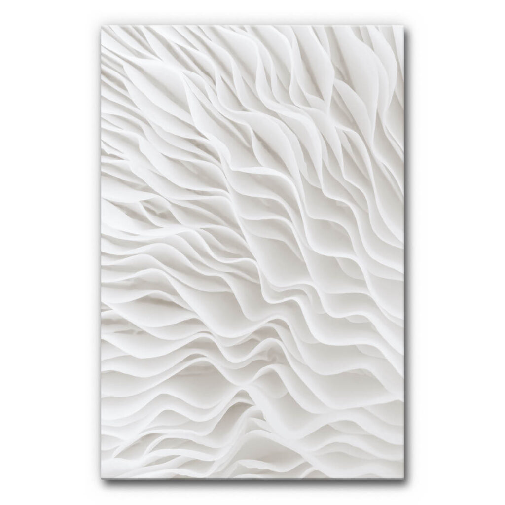 Akustikbild Flow I - Organisch, abstrakt, monochrom. Fließende, weiße Strukturen wie gefaltetes Papier oder Sandwellen im Wind. Sanftes Spiel aus Licht und Schatten. Ruhig, edel, fast meditativ – ideal für minimalistische Räume mit Anspruch.