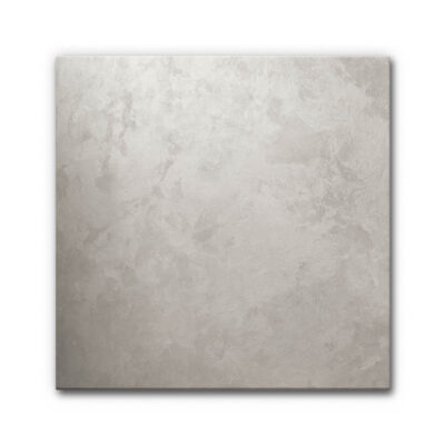 Akustikbild Warm Silver 2 - Ein hell-graues Gemälde mit sichtbaren Pinselstrichen.