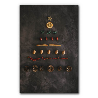 Akustikbild Christbaum 3 - Ein weihnachtliches Bild mit verschiedenen Festtagsdekorationen, welche zusammengelegt einen Tannenbaum formen: Stern, Orange, grüne Blätter, Mandeln, Zimt, Wallnuss, Weihnachtsbeeren und Tannenzapfen.