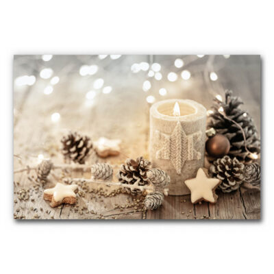 Akustikbild Kerzen 2 - Ein weihnachtliches Bild mit einer weißen weißen Kerze, verziert mit einem Stern, und Tannanzapfen drum herum und ein Stern-Plätzchen. Im Hintergrund sind Lichterketten.