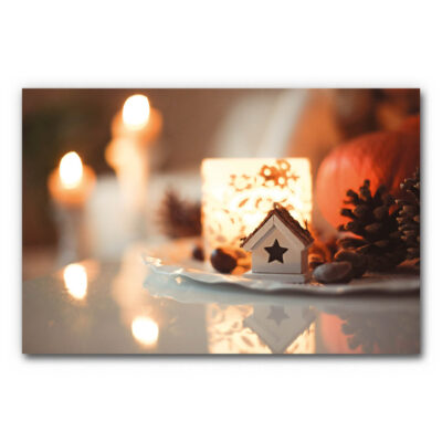 Akustikbild Weihnachtszauber 3 - Eine Nahaufnahme eines Weihnachtstellers mit kleinem Häuschen im Vordergrund und weihnachtliche Dekoration im Hintergrund. Warmherzig, gemütlich, nostalgisch.