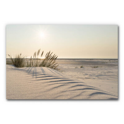 Akustikbild Düne 6 - Minimalistische Dünenlandschaft im Gegenlicht. Feiner Sand mit Gräsern, lange Schatten, tiefstehende Sonne über dem Meer. Still, warm, fast meditativ.