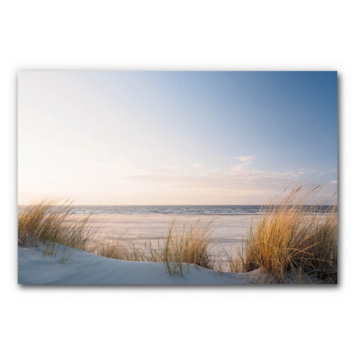 Akustikbild Düne 8 - Fotorealistisches Bild einer ruhigen Strandlandschaft. Weißer Sand, Dünengras im Vordergrund, dahinter das Meer unter klarem Himmel. Sanftes Licht, still, weit, entspannend.