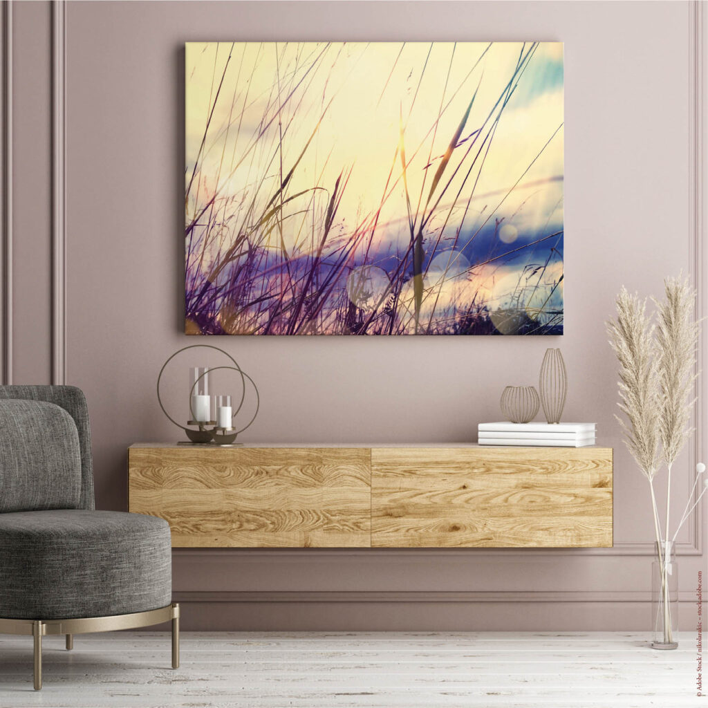 Akustikbild mit Gräsern über einem Sideboard aus Echtholz