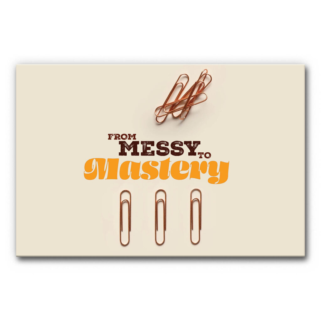 Wandbild mit Raumakustik Motivation mit grafischem Motiv aus Büroklammern, oben ungeordnet, unten geordnet, Schriftzug „From Messy to Mastery“ auf hellem Hintergrund, schalldämmendes Wandbild.