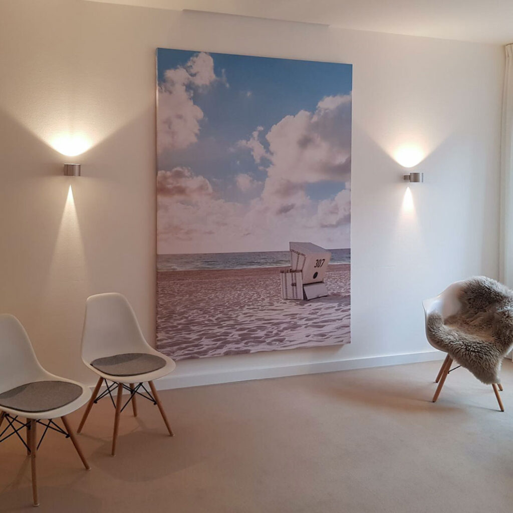 Schallabsorberbilder in einem gemütlich eingerichteten Wartebereich