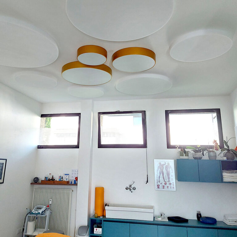 Basotect Kreise an der Decke eines Behandlungsraumes
