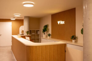 Tierarzt-Praxis mit akustisch wirksamen Holzpaneelen