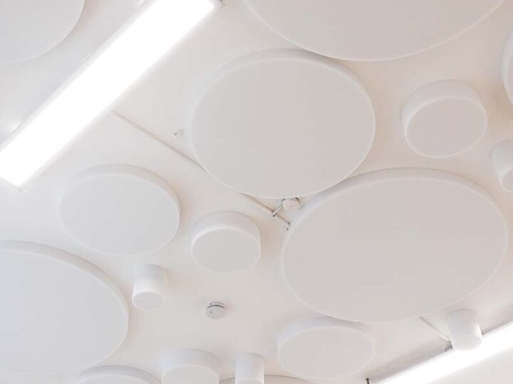 17 Layouts für Absorberplatten an der Decke – 5 Sets für mehr Ruhe in Kitas