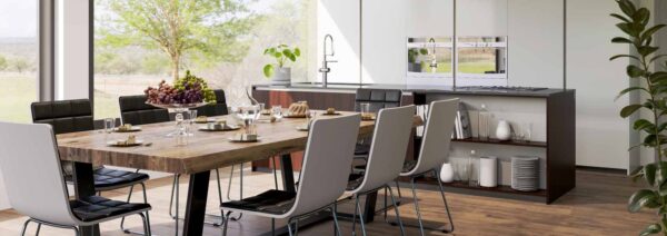 Esszimmer mit großem Tisch aus Holz in einem offenen Wohbereich