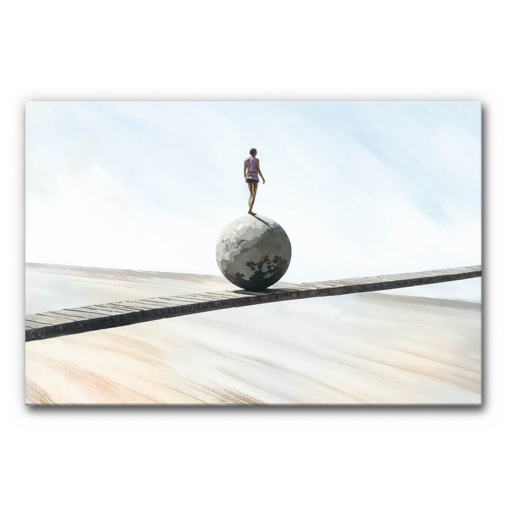 Akustikbild Schmaler Grat zeigt eine Person, die vorsichtig auf einem schmalen Holzsteg über eine große Kugel in einer weiten, hellen Landschaft balanciert.