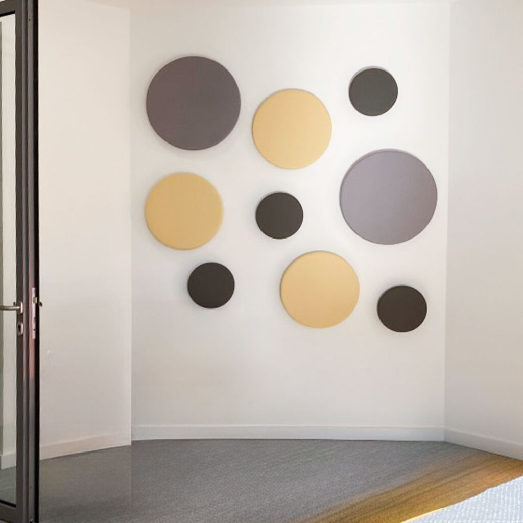 Einfarbige Akustikelemente – Von Wollfilz bis Projektion