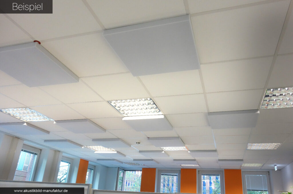 Beispiel für graue Absorberplatten an einer Rasterdecke über Magnete montiert