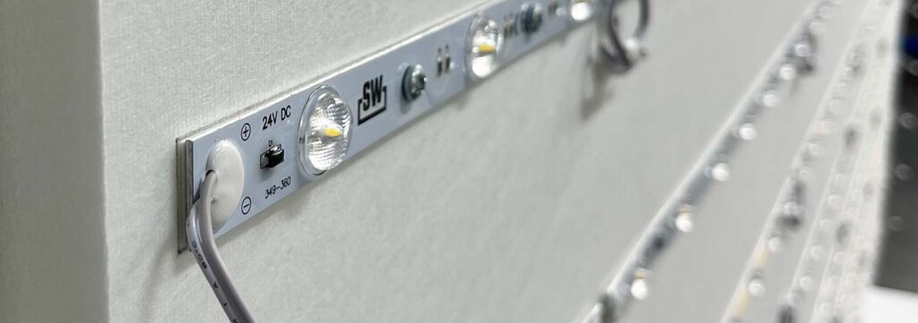 Detailansicht von LED-Streifen auf einem Absorbervlies