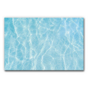 Akustikbild Wasserreflexion mit hellblauem Poolwasser, weißen Lichtspiegelungen und ruhiger, abstrakter Wasserstruktur auf rechteckigem Wandbild.