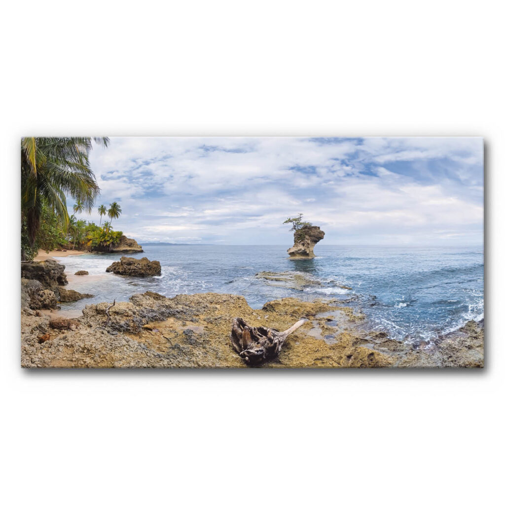 Costa Rica Akustikbild Panorama mit tropischer Küste, Palmen, Felsen und ruhigem Meer unter hellem Himmel in natürlicher Panoramaansicht.
