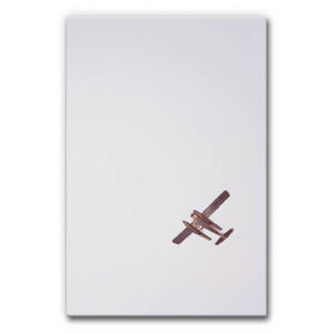 Design-Akustikbild Himmel und Leichtigkeit mit kleinem Wasserflugzeug vor weit geöffnetem Himmel in hellen Blau-, Grau- und sanften Rosétönen.