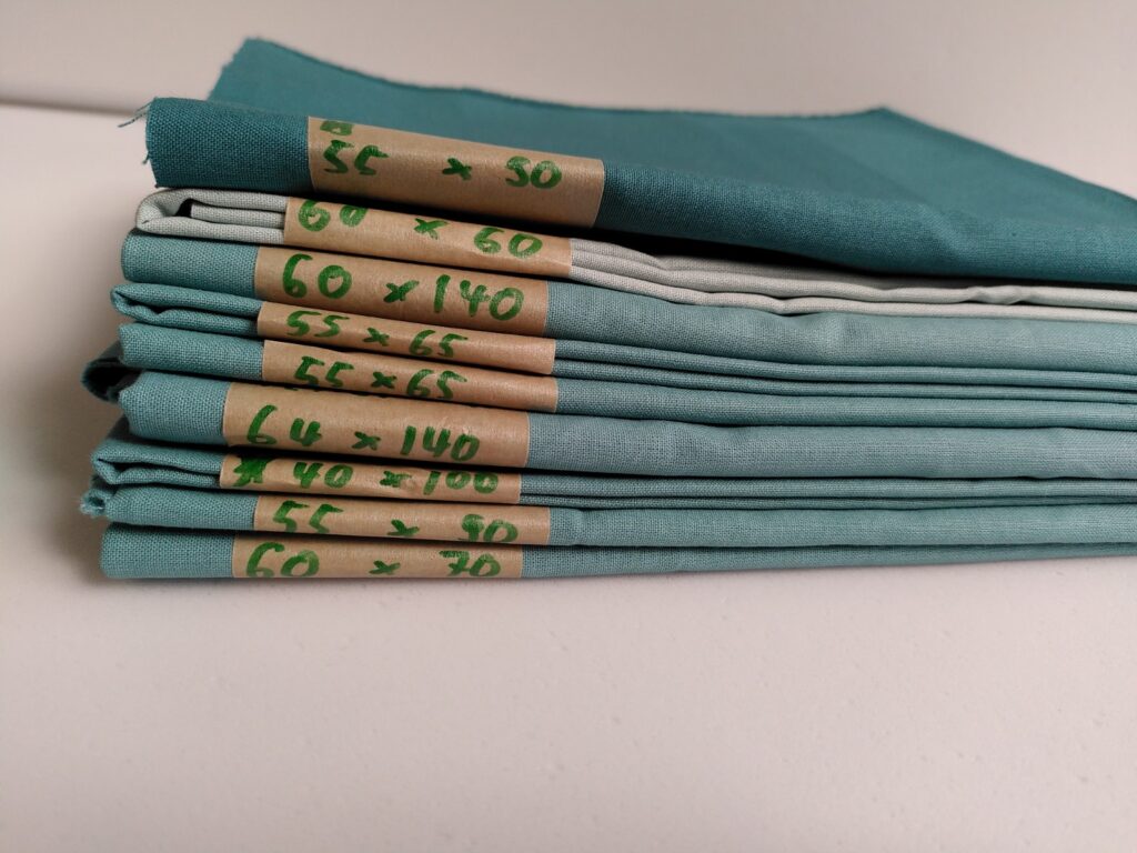 Baumwoll-Stoffreste im Paket einer Farbfamilie