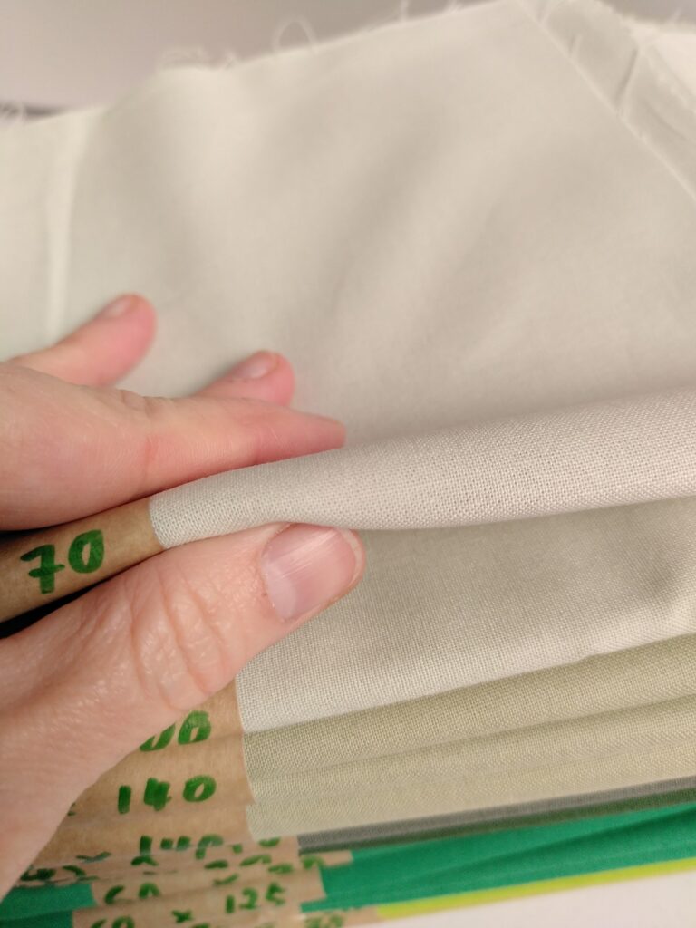 Baumwoll-Stoffreste im Paket einer Farbfamilie