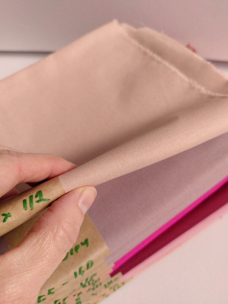 Baumwoll-Stoffreste im Paket einer Farbfamilie