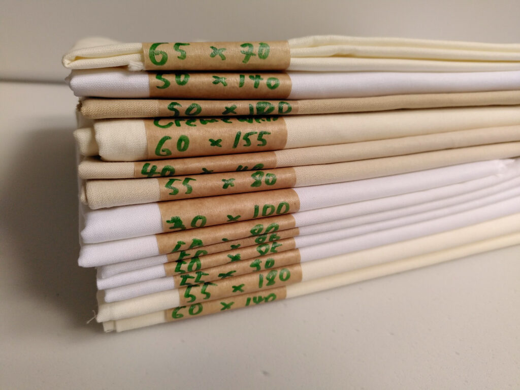 Baumwoll-Stoffreste im Paket einer Farbfamilie