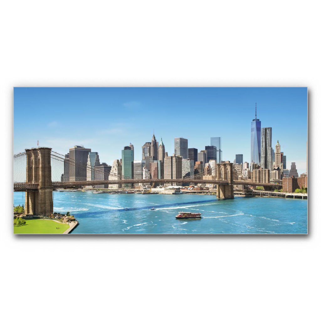 Akustisches Bild Brooklyn Bridge zeigt die Brooklyn Bridge, die sich über den East River spannt, mit Blick auf die Skyline, Boote auf dem Wasser und eine helle, klare Tagesstimmung.