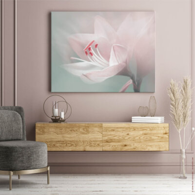 Akustikbild mit Blüten über einem Sideboard aus Holz