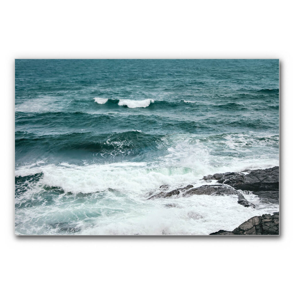 Schallschutz-Bild mit Küste und Wellen – aufgewühltes Meer mit Brandung und felsigem Ufer.