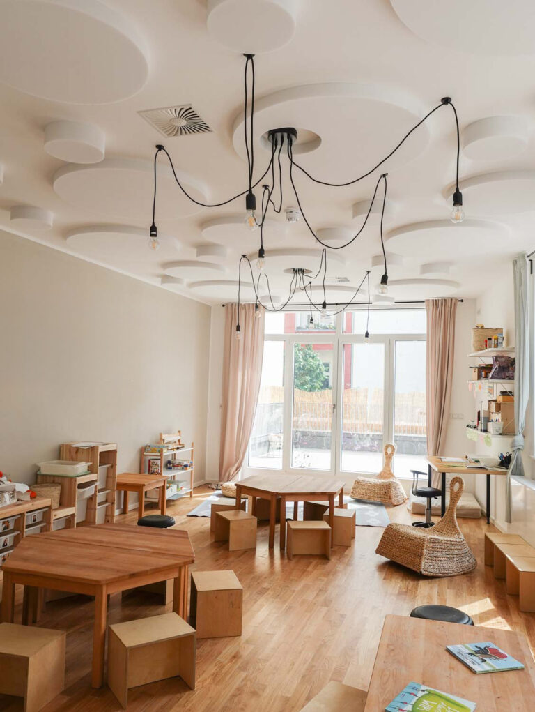 Schallschutz Platten aus Basotect® an der Decke im Gruppenraum der Kita