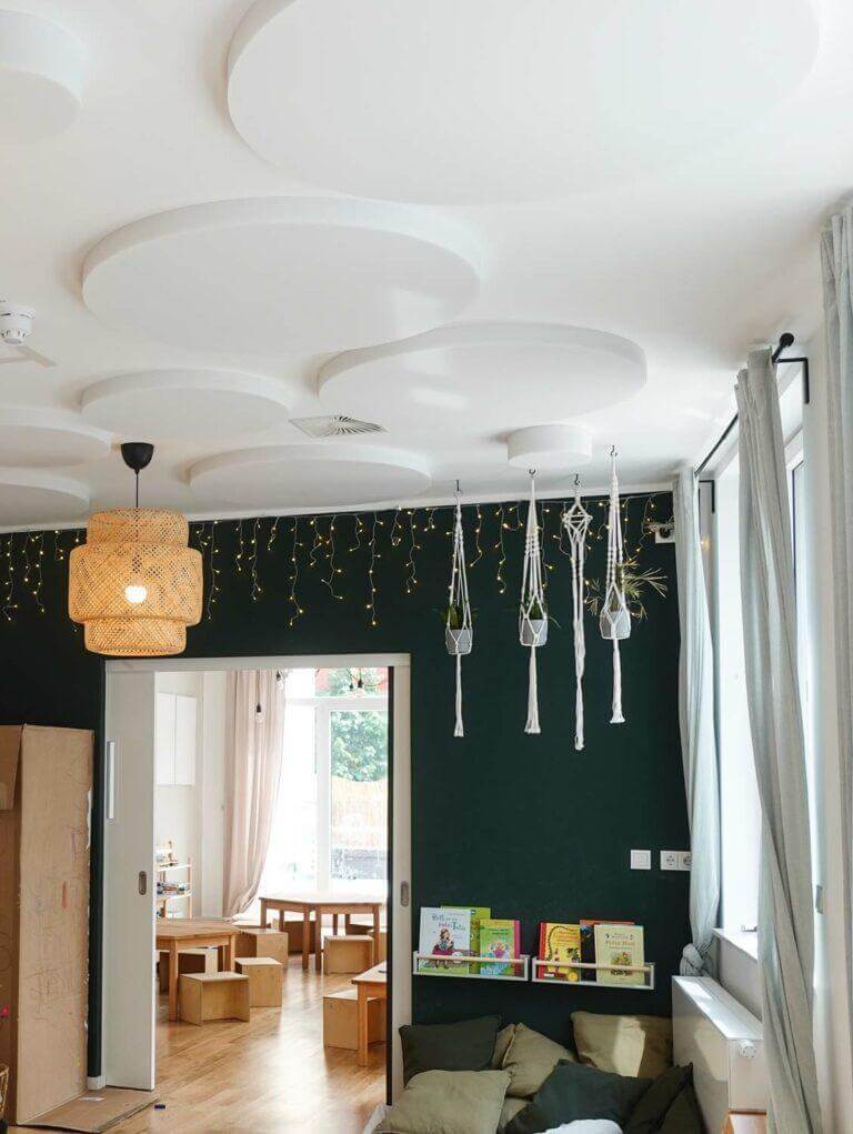 Kita Schallschutz mit runden Absorberplatten an der Decke