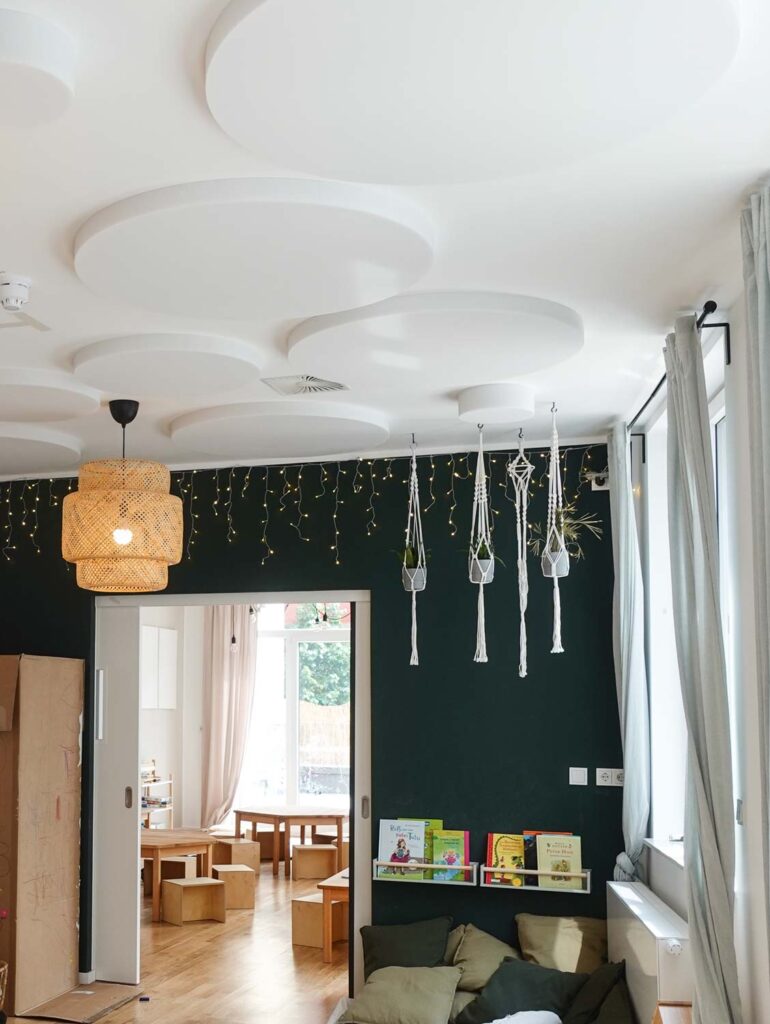 Kita Schallschutz mit runden Absorberplatten an der Decke