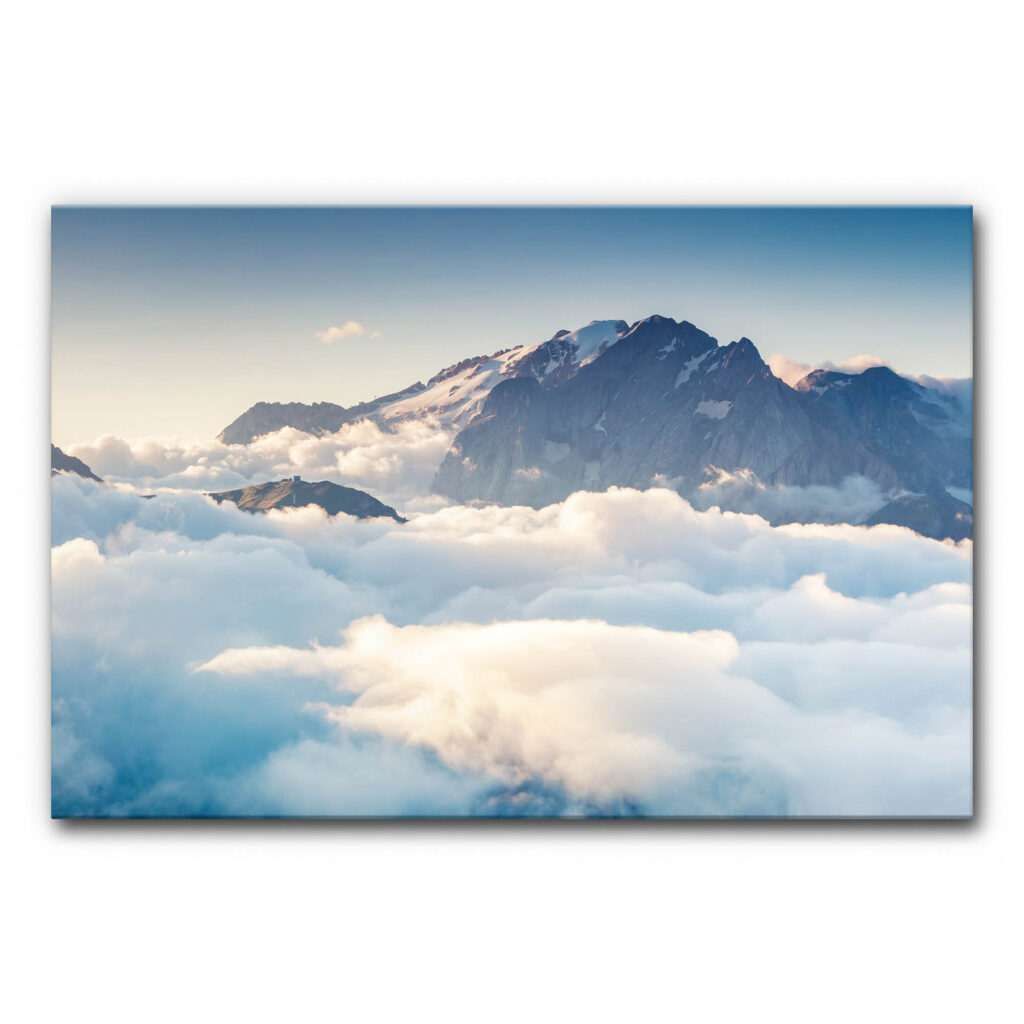 Design Akustikbild alpine Berglandschaft mit felsigen Gipfeln über einem dichten Wolkenmeer, weiter Himmel in sanften Blautönen, schallminderndes Wandbild.