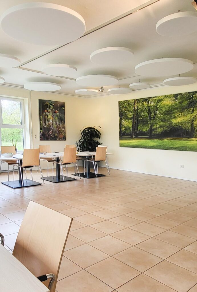 Deckenabsorber und Akustikbilder in der Cafeteria