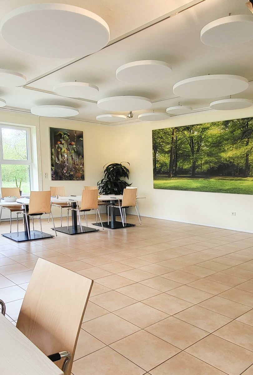 Deckenabsorber und Akustikbilder in der Cafeteria