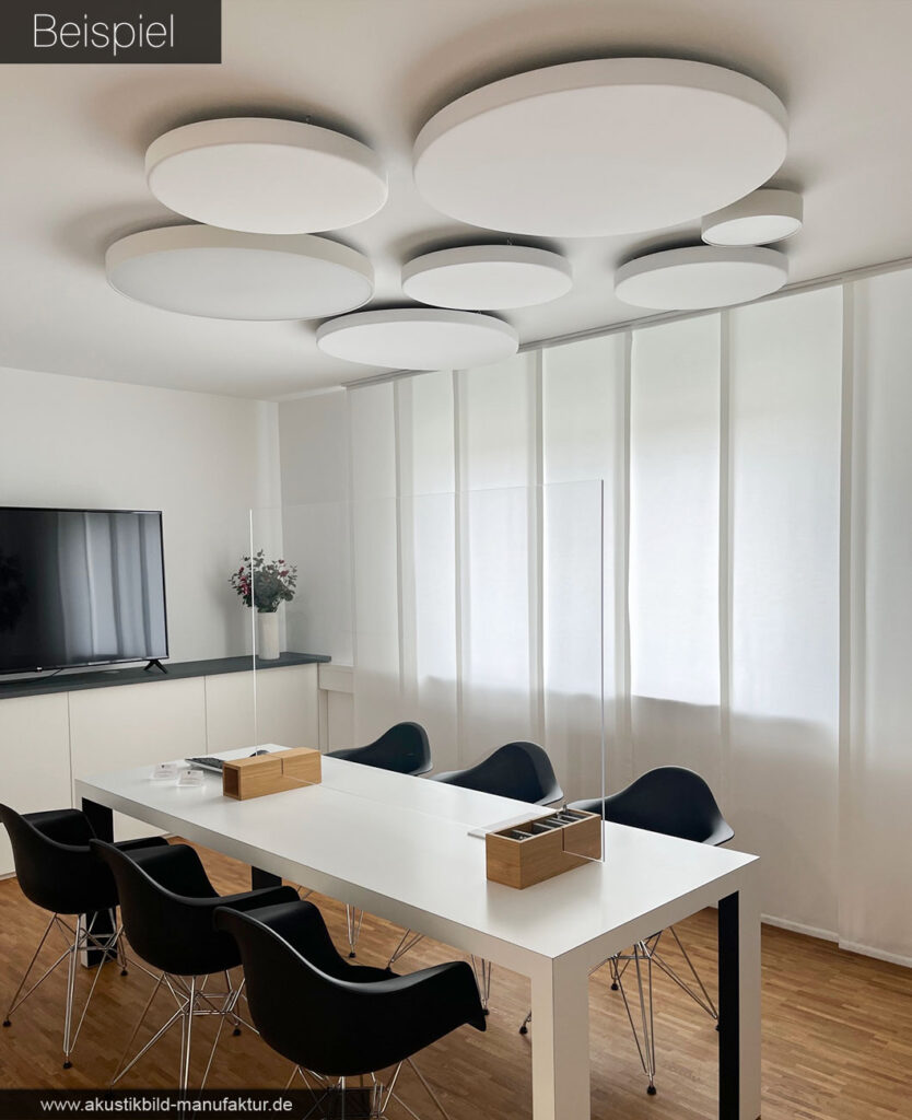 Runde Schall Absorber (Akustikpaneele) an der Decke in einem Besprechungraum