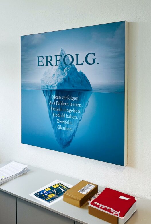 Schallschutz im Büro mit Akustikbild "Erfolg Eisberg"