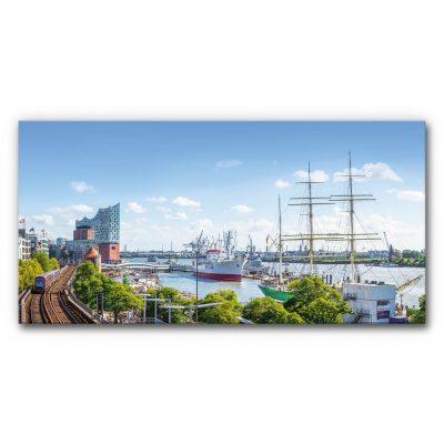 Akustikbild Hamburg Hafenblick Panorama mit Elbphilharmonie, Hafenanlagen, Segelschiff, Kirchengebäude und Blick über die Elbe unter blauem Himmel.