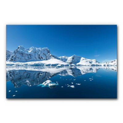 Akustikbild Arktis mit Wasserfläche und Gletschern in der Ferne