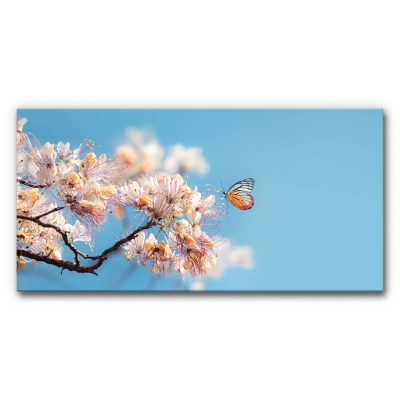 Akustikbild Kirschblüten mit Schmetterling, feine helle Blüten an einem Zweig vor blauem Himmel, filigraner Falter mit orangefarbenen Flügeln als ruhige Naturaufnahme.