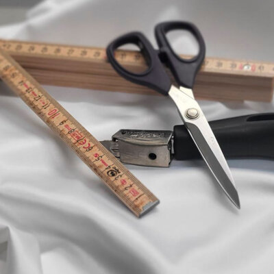 handwerk mit stoff und schere und zollstock