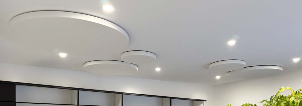 Akustikkreise an der Decke eines Sportraumes