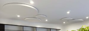Akustikkreise an der Decke eines Sportraumes