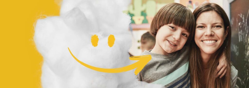 Bild mit Kita-Erzieherin und Kind mit einem zufriedenem Gesicht