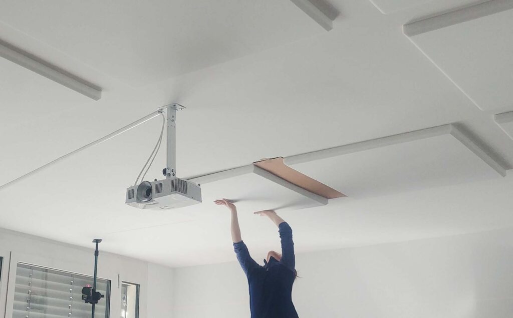 Beispiel für die Montage von quadratischen Absorberplatten mit einer Anlegehilfe aus Pappe und Laser-Linie