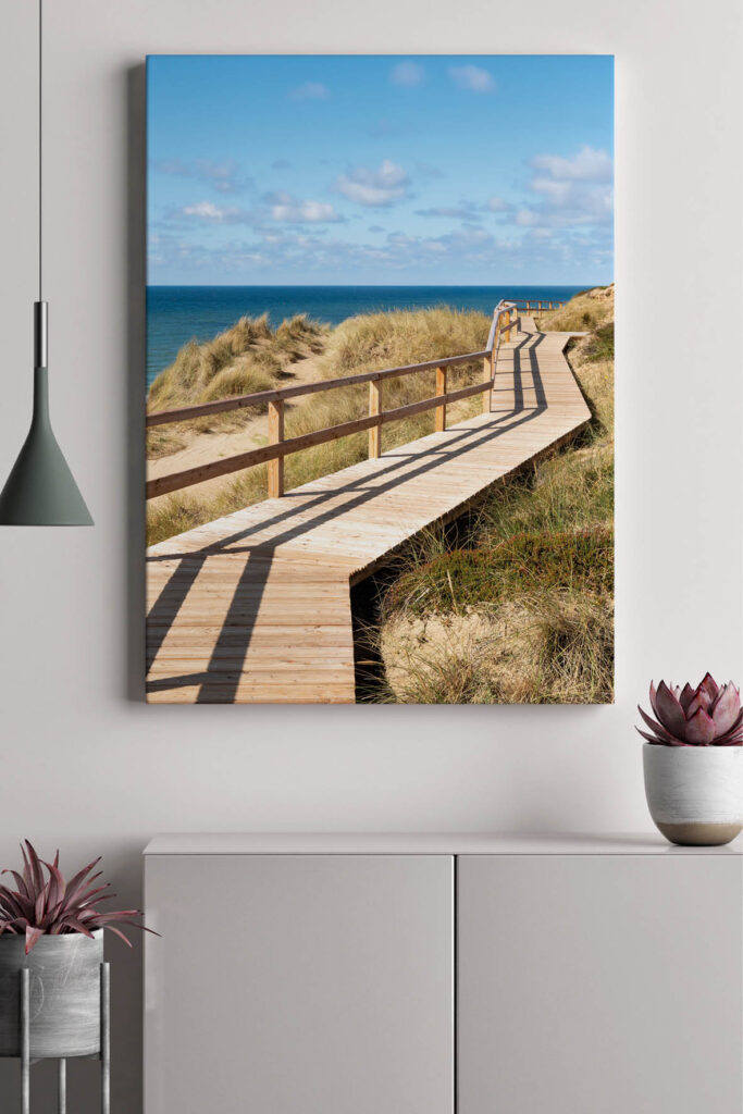 Akustikbild Steg in den Dünen über einem Sideboard